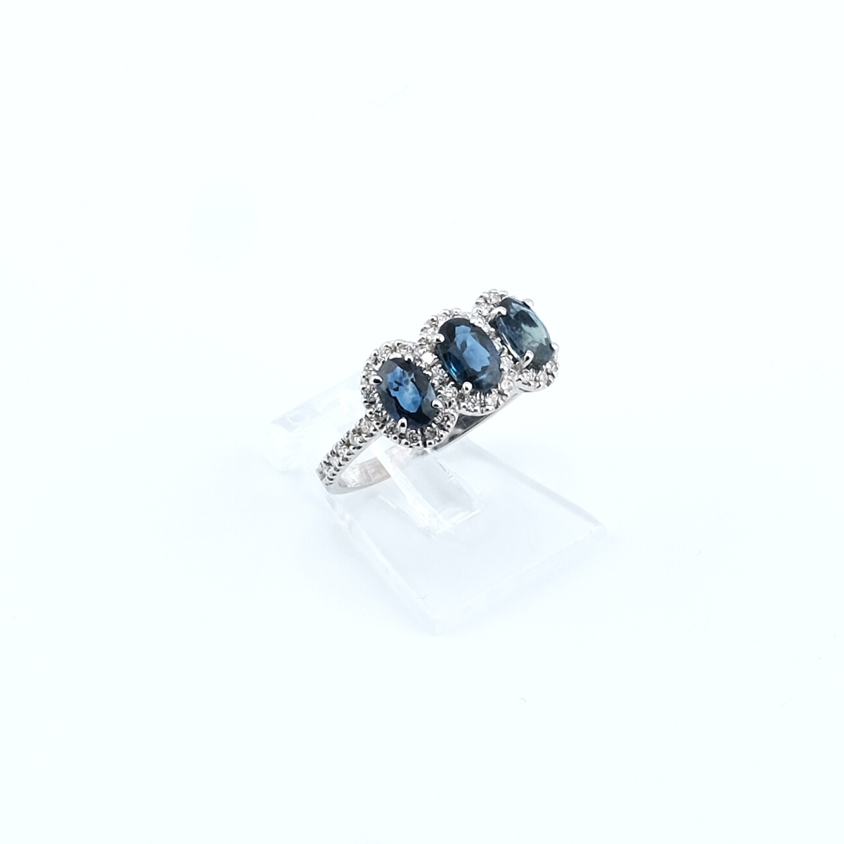 Anello Trilogy con Zaffiro Ovale e Diamanti