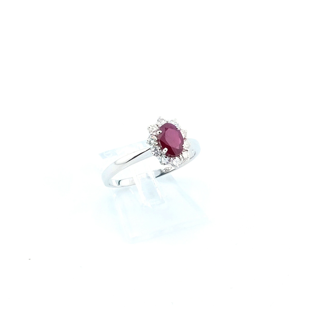 Anello cestino con Rubino Ovale e Diamanti