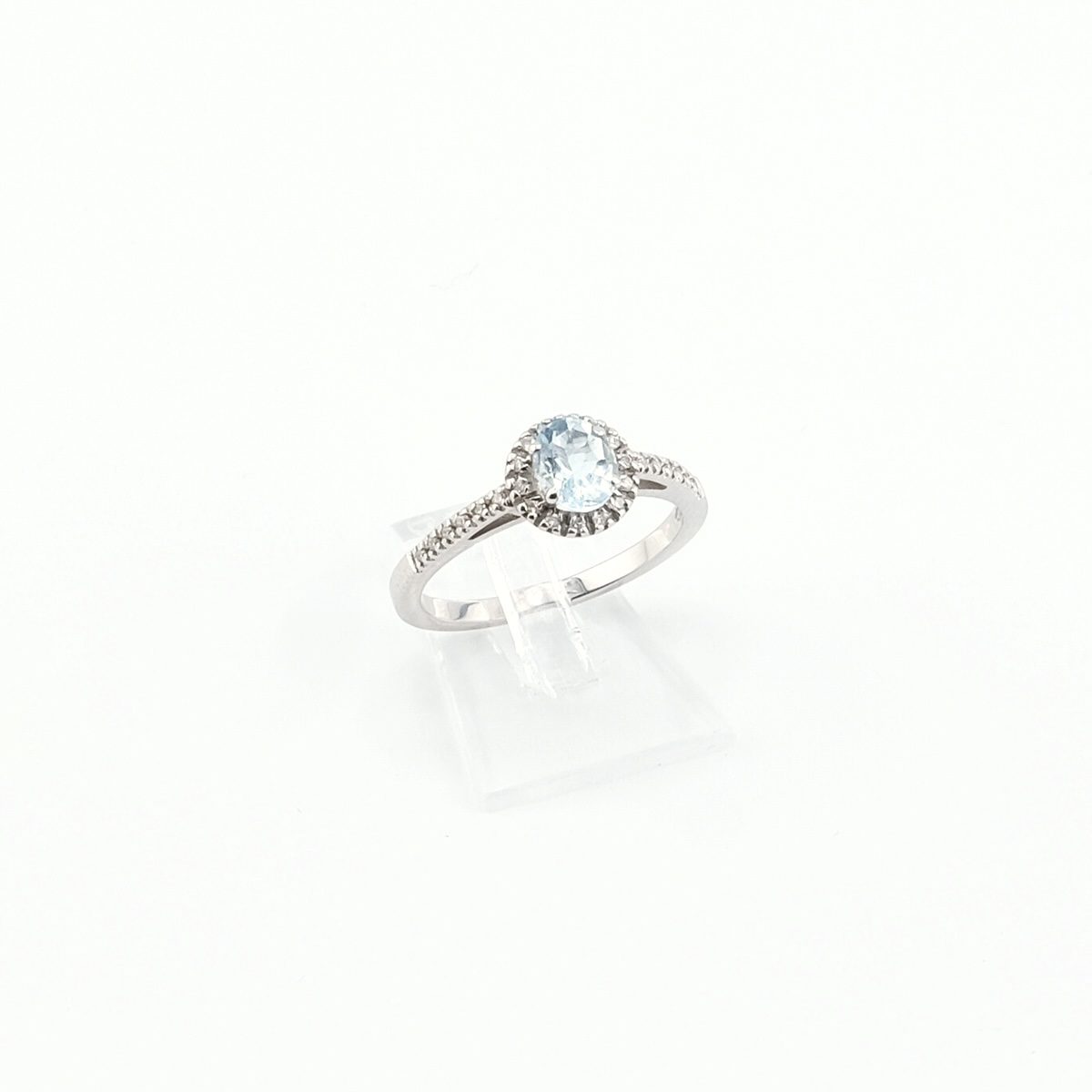 Anello con Acquamarina ovale e Diamanti laterali