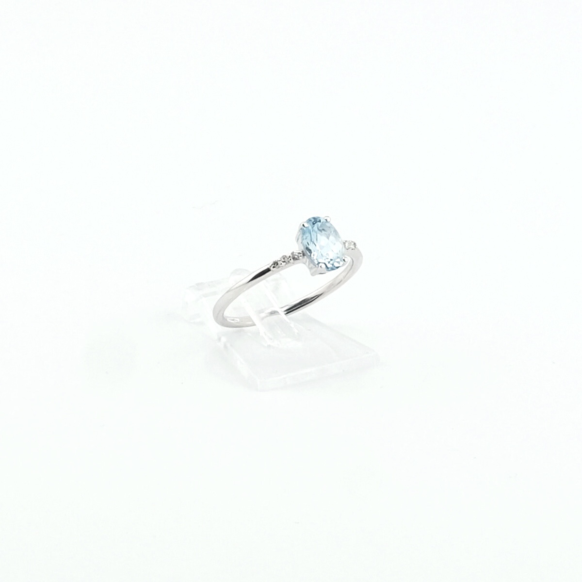 Anello con Acquamarina rotonda e Diamanti sul gambo
