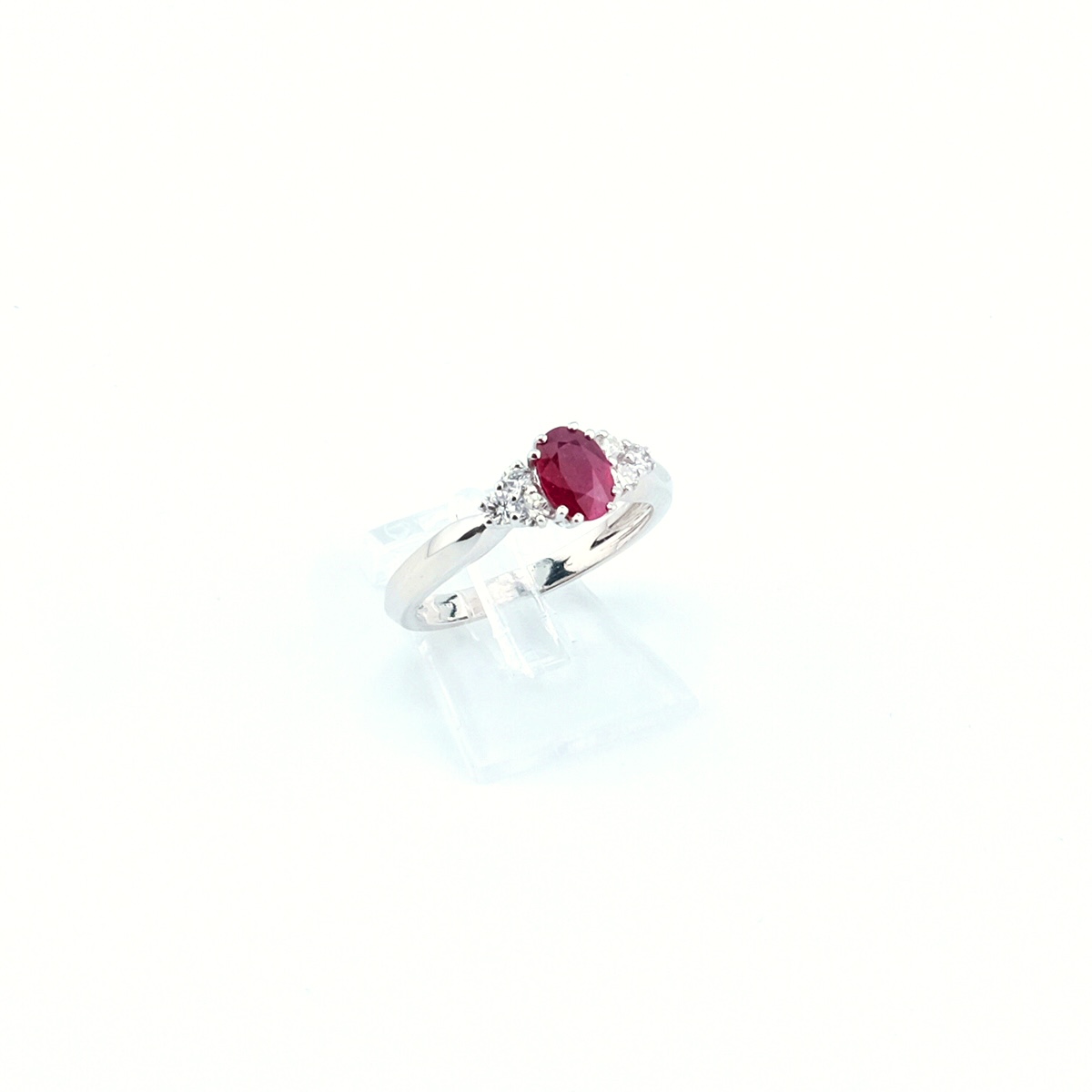 Anello con Rubino Ovale centrale e 6 Diamanti laterali