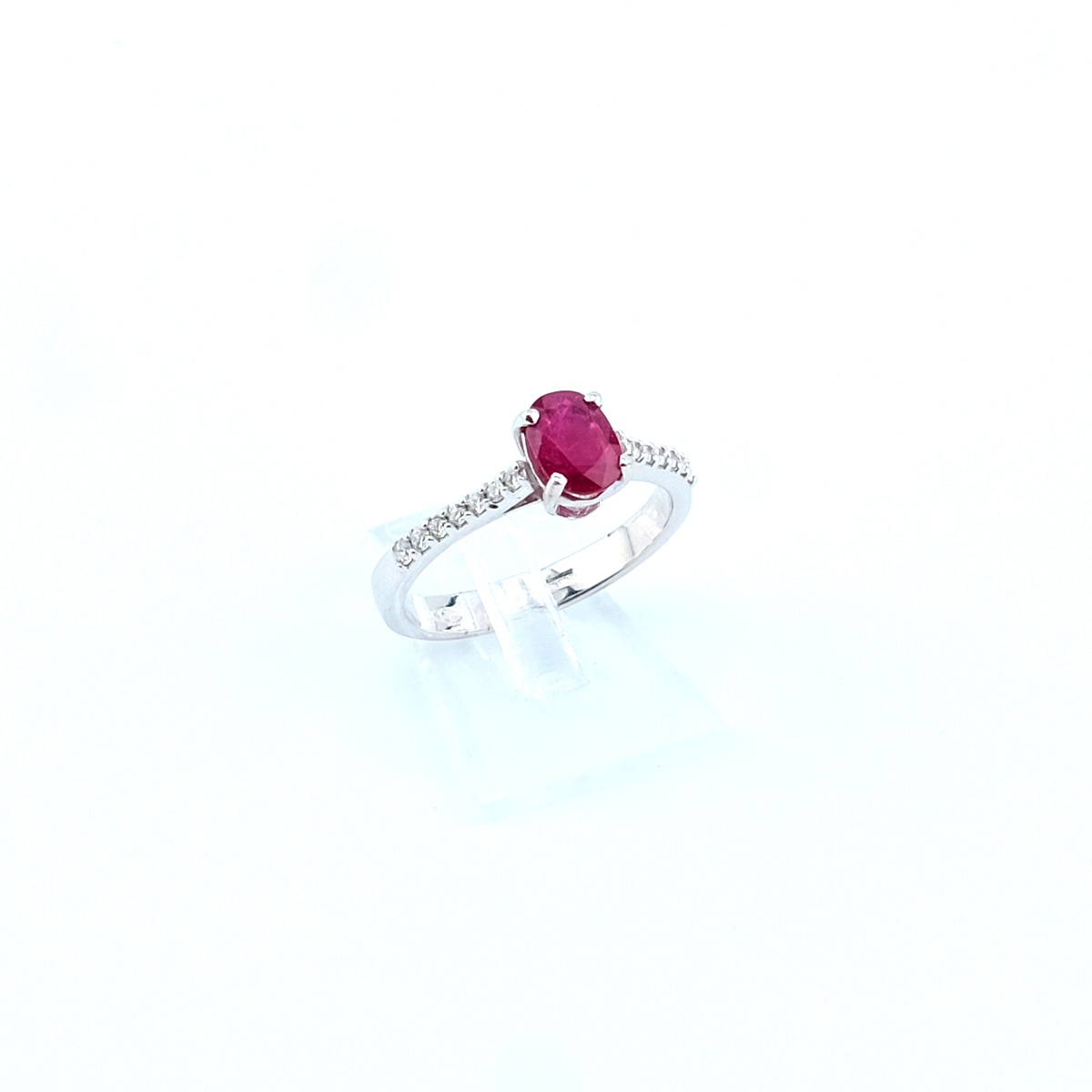 Anello con Rubino Ovale centrale e Diamanti sul gambo
