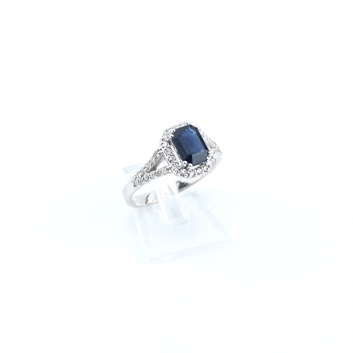 Anello con Zaffiro Ottagonale e Diamanti sul gambo